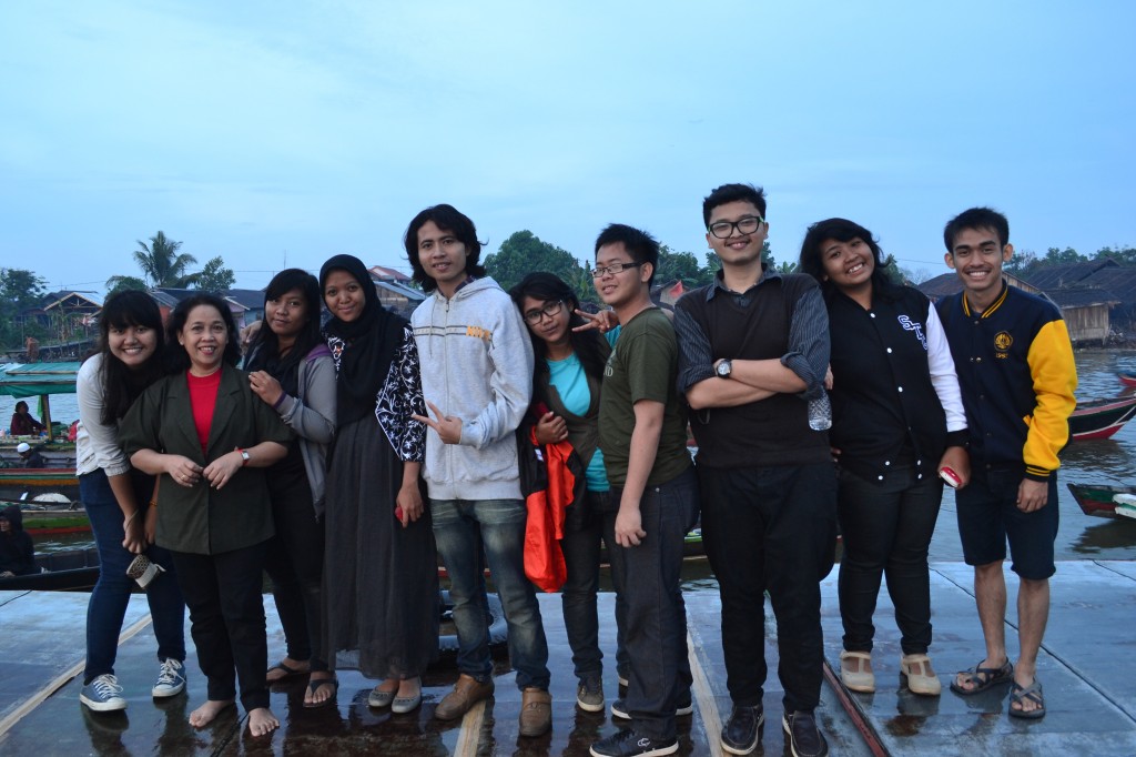 After a week in Pelaihari, the participants took photo together on the boat named "klotok"