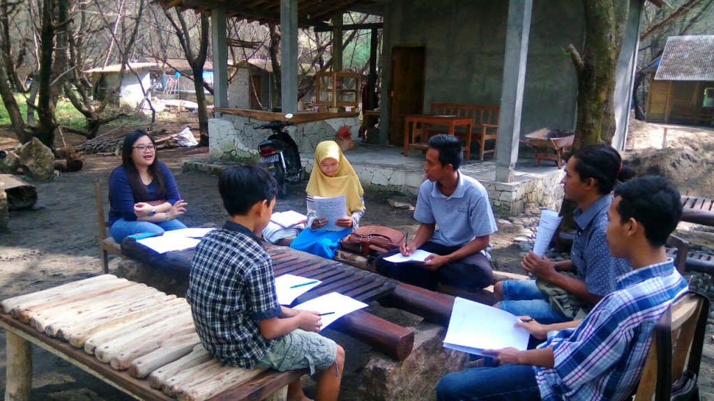 Bimbingan Bahasa Inggris for the Society of  “Sadar Wisata” in Pantai Gua Cemara - Yoygyakarta