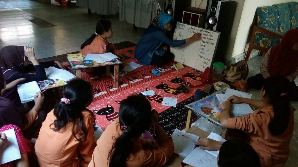 Kanura was teaching Mathematic for the students in Mamiyai Orphanage