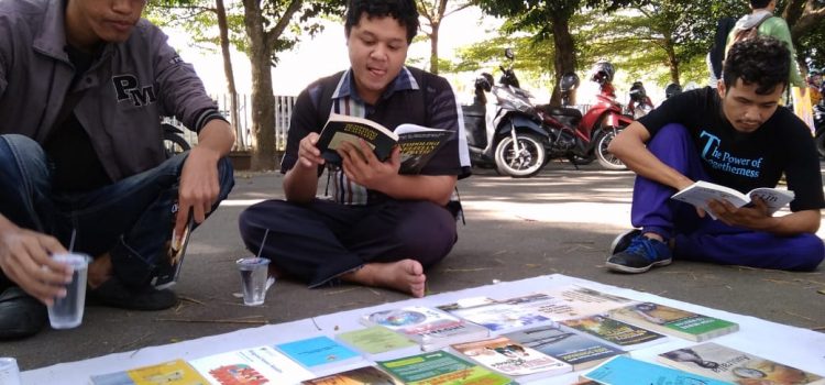 YVDMI UNTAN :Bookpacker on The Road