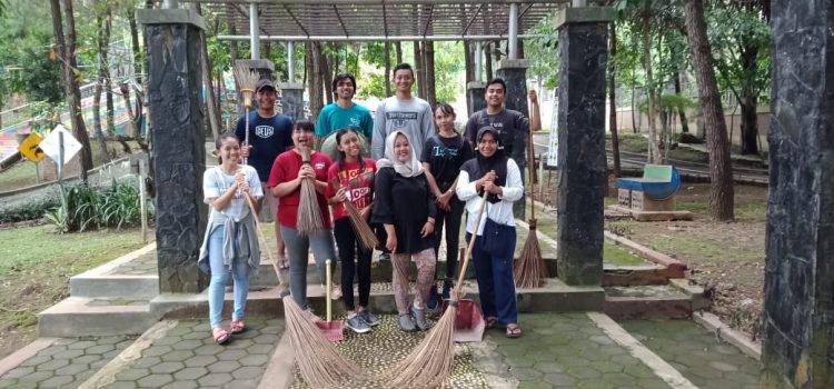 RR Salatiga: Cleaning the Environment